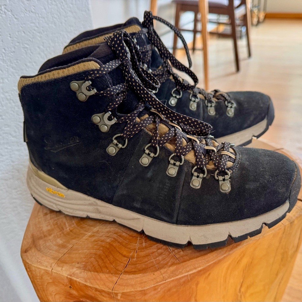 Waterproof Danner Womens Mountain 600 Black Suede Hiking Boots Size 8.5